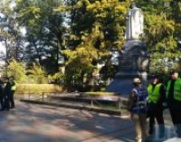 Полиция не допустила повреждения националистами памятников в Мариинском парке