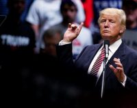 Конфуз дня: Дональд Трамп забыл слова национального гимна США (ВИДЕО)