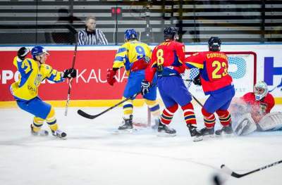 Сборная Украины по хоккею уверенно стартовала на чемпионате мира
