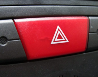 Останавливаешься по требованию полиции — включи «аварийку»